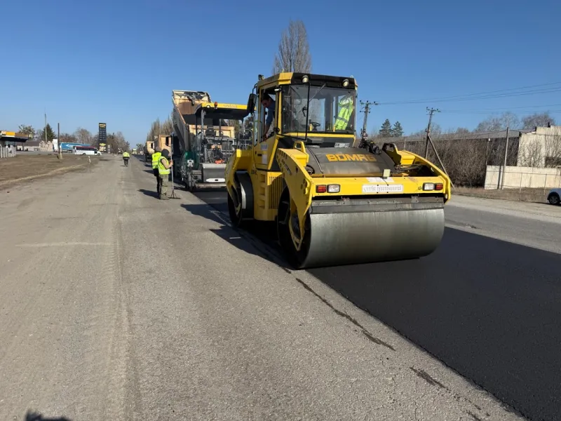 Дорожники активно ремонтують ключові траси Полтавщини