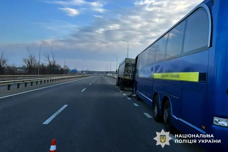 На трасі Київ-Харків автобус зіткнувся з вантажівкою