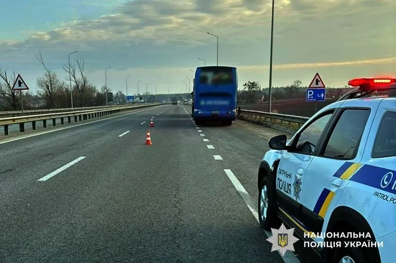 На трасі Київ-Харків автобус зіткнувся з вантажівкою