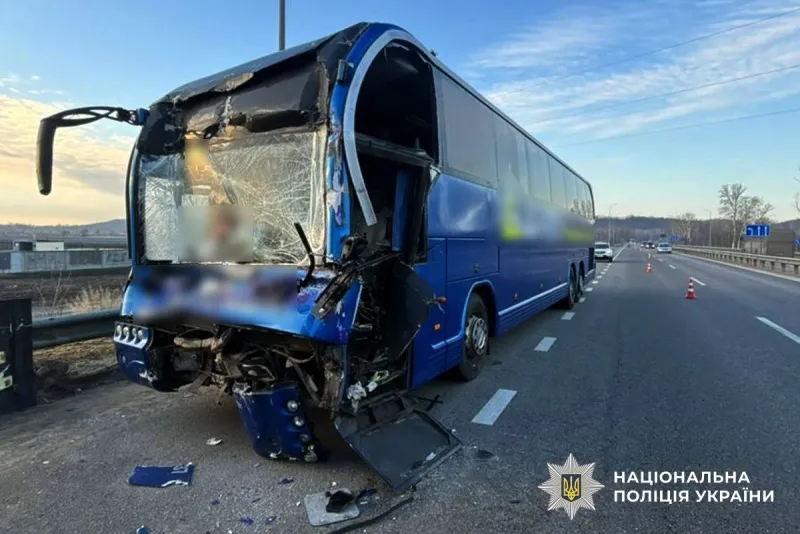 На трасі Київ-Харків автобус зіткнувся з вантажівкою