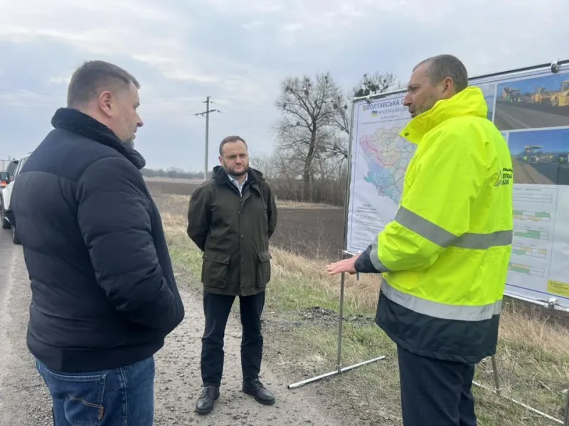 На Пирятинщині ремонтують трасу Київ-Харків: роботи інспектує віце-прем'єр-міністр Кулеба