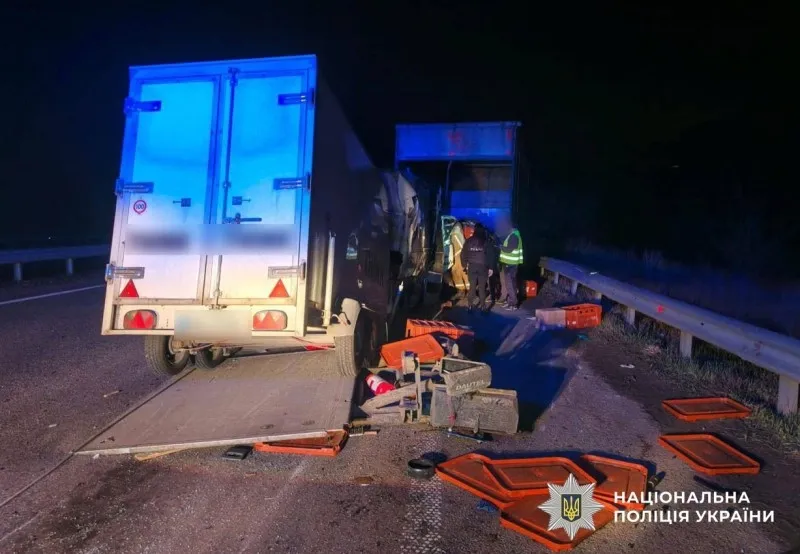 Біля Пирятина мікроавтобус врізався у вантажівку, яка стояла на дорозі