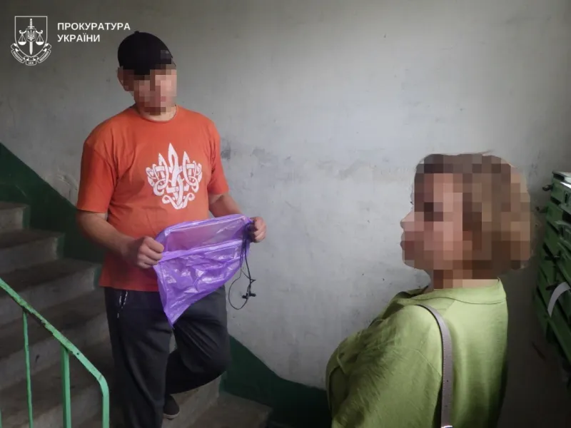 Душив та запихав у рот платіжки: у Полтаві чоловік намагався вбити працівницю теплоенерго