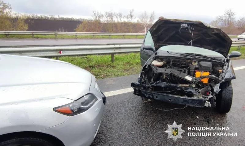На Полтавщині сталася масова автотроща за участю легковиків, вантажівки та "швидкої"