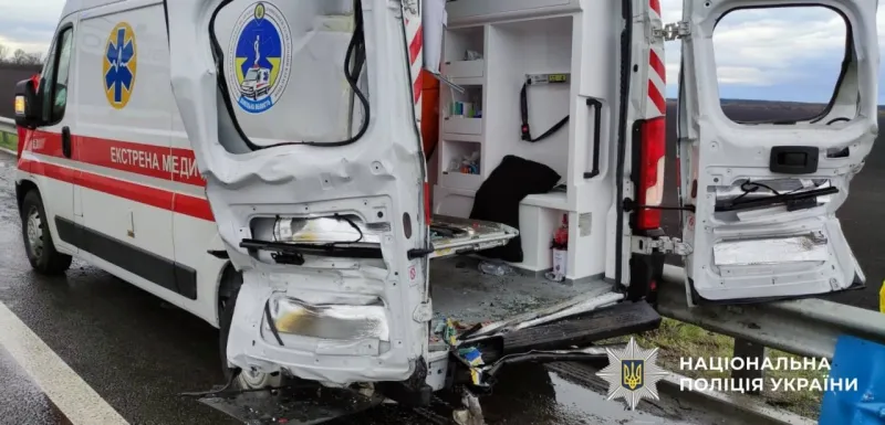 На Полтавщині сталася масова автотроща за участю легковиків, вантажівки та "швидкої"