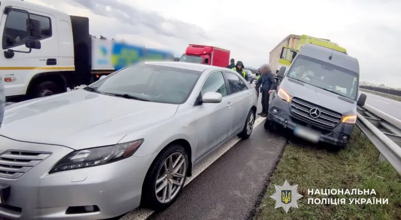 На Полтавщині сталася масова автотроща за участю легковиків, вантажівки та "швидкої"