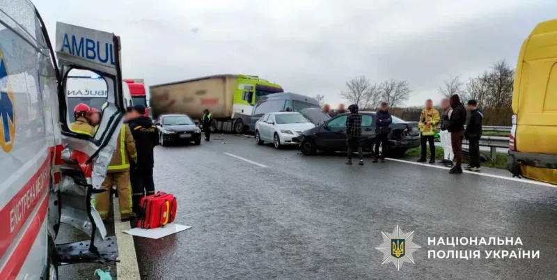 На Полтавщині сталася масова автотроща за участю легковиків, вантажівки та "швидкої"