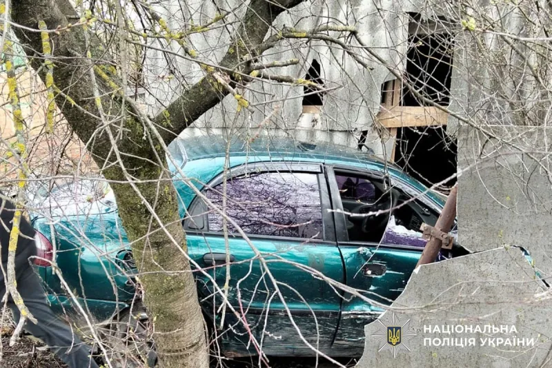 На Полтавщині авто злетіло з дороги у двір: дві пасажирки в лікарні