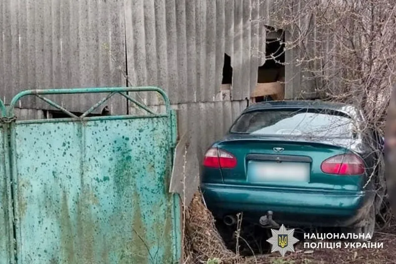 На Полтавщині авто злетіло з дороги у двір: дві пасажирки в лікарні