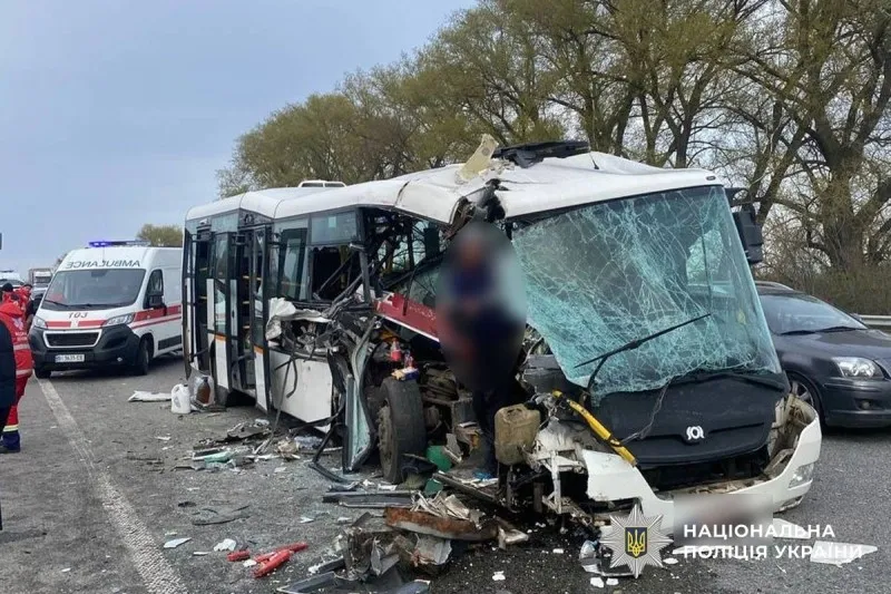 У Гребінківській громаді автобус зіткнувся з вантажівкою: травмовано шестеро людей