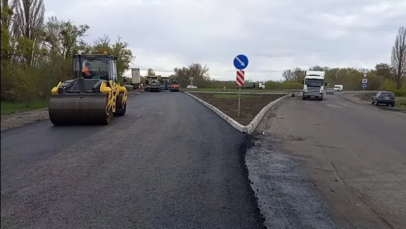 На трасі Р-42 під Лубнами асфальтують кільцеву розв'язку