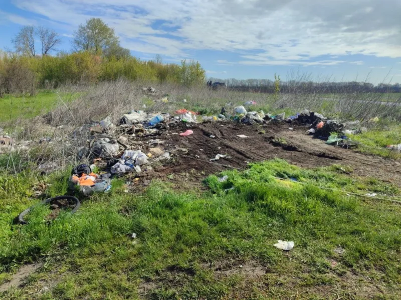 Гори сміття біля дороги: у Гребінківській громаді прибрали звалище