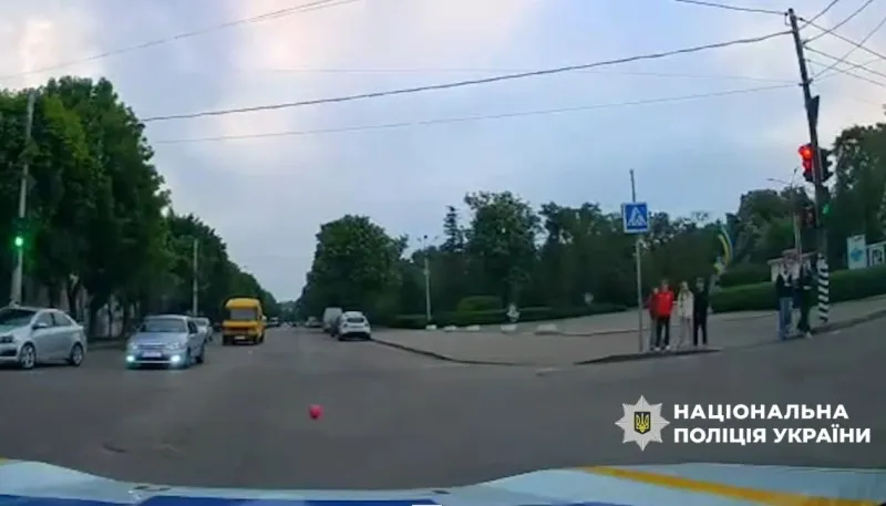 У Лубнах патрульні врятували дітей від небезпеки на жвавому перехресті