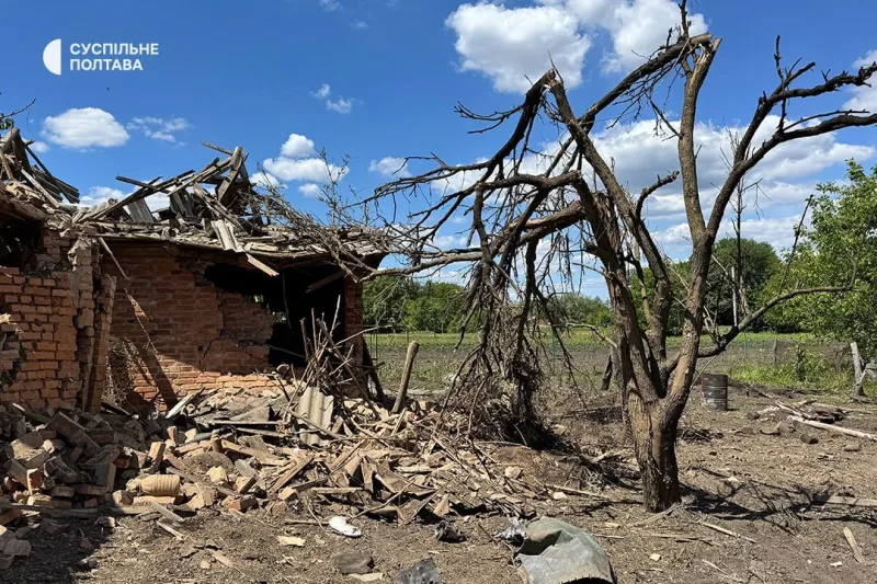 Наслідки ракетно-дронового удару в селі Михнівці на Лубенщині