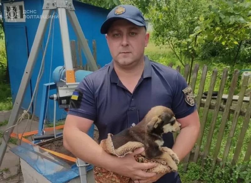 На Лубенщині рятувальники дістали цуценя з 10-метрового колодязя