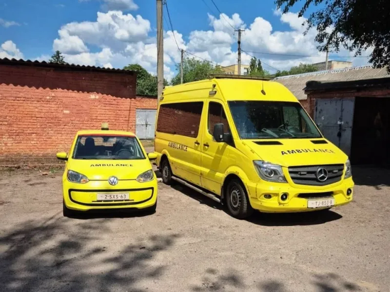 Лубенська лікарня отримала два санітарні автомобілі від благодійників