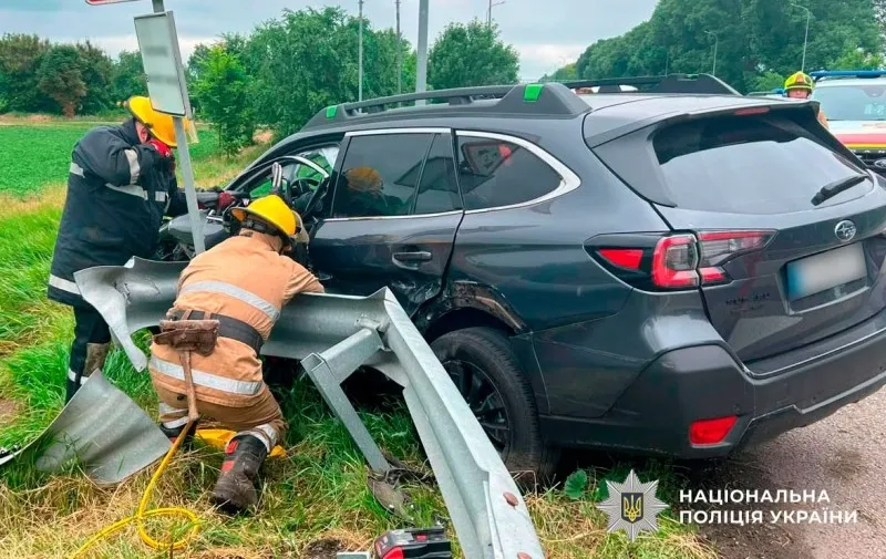 На трасі біля Пирятина Subaru врізався у відбійник: водія госпіталізували