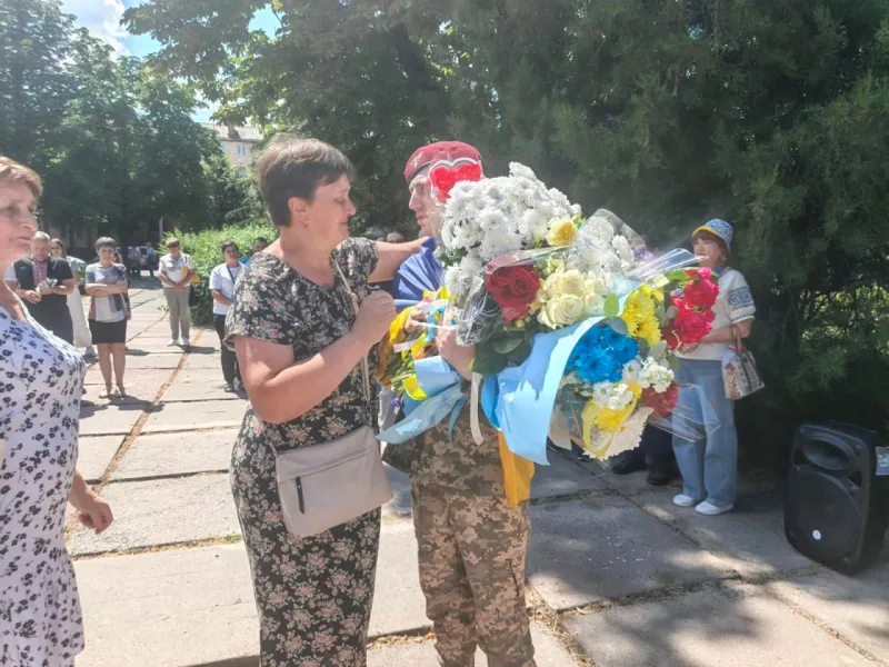 Після 3 років і 9 місяців полону: у Лубнах зустріли захисника Ростислава Кравченка
