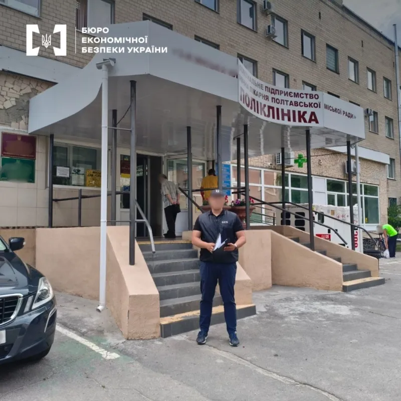 Фіктивні працівники та "відкати": БЕБ розкрило схему у полтавській поліклініці