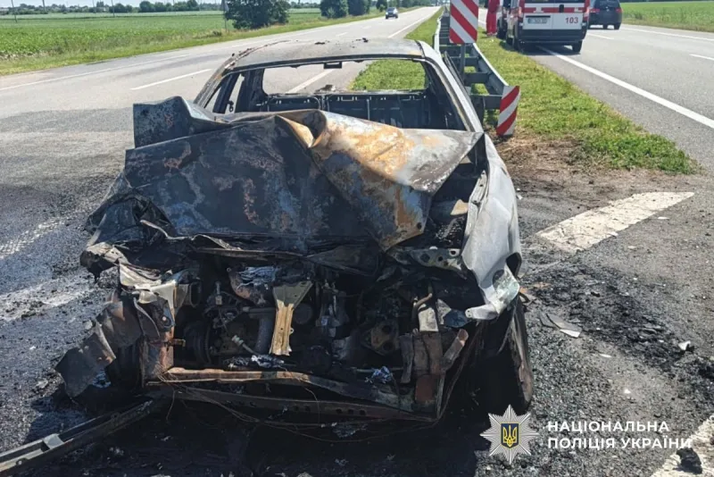 Поблизу Пирятина легковик загорівся після аварії: водій у лікарні