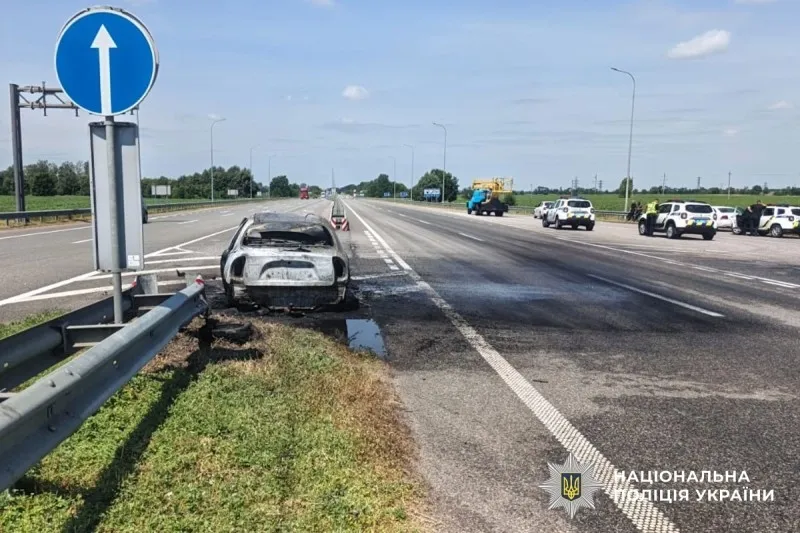 Поблизу Пирятина легковик загорівся після аварії: водій у лікарні 