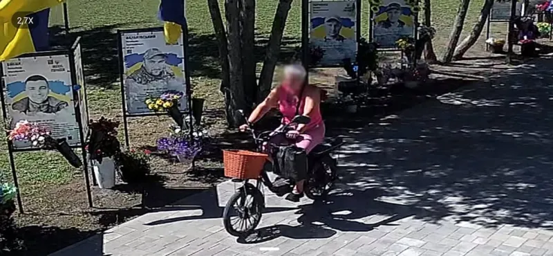 У Гребінці закликали не їздити велосипедами Алеєю пам'яті