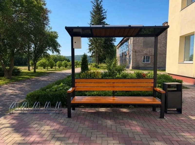 У Чорнухах встановили "сонячні" лавочки із зарядками для телефонів