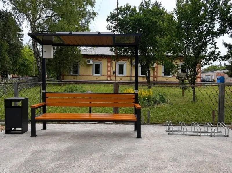 У Чорнухах встановили "сонячні" лавочки із зарядками для телефонів