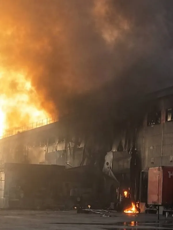 У Полтаві зруйновано сортувальний термінал Нової пошти після ворожої атаки