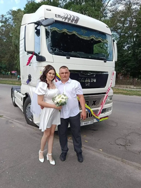 Кохання попри війну: 8 серпня у Лубнах одружилися 9 пар