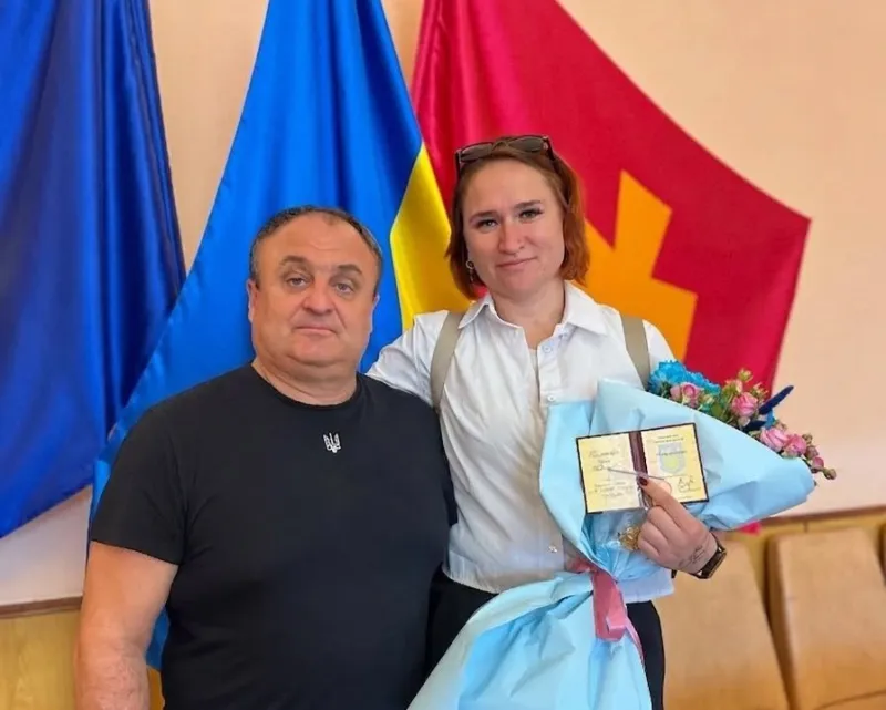 Мати вісьмох дітей із Донеччини отримала звання "Мати-героїня" на Лубенщині