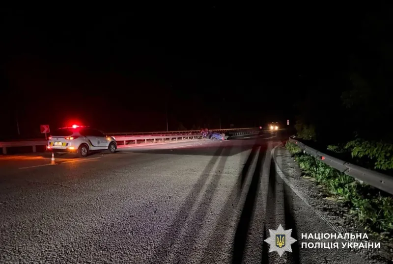 На трасі біля Лубен легковик врізався у відбійник: двоє людей у лікарні