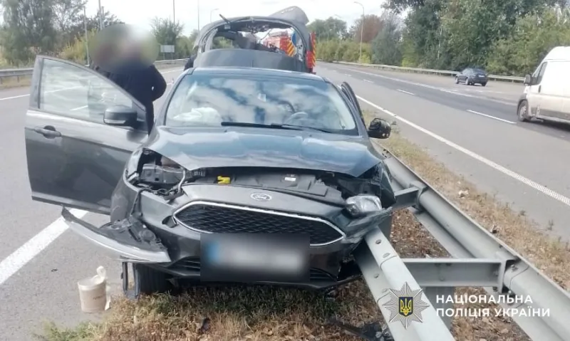 Поблизу Пирятина Ford Focus врізався в огородження: водія госпіталізували