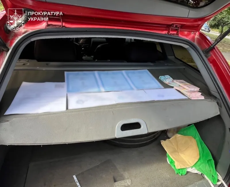 200 тисяч за "батьківство": на Полтавщині викрили схему виїзду чоловіка за кордон