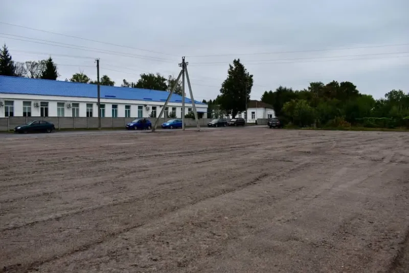 У Пирятині біля лікарні облаштували стоянку для автомобілів
