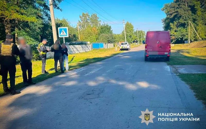 На Пирятинщині автомобіль наїхав на 3-річну дитину