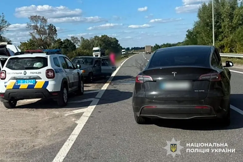 На Лубенщині зіткнулися Tesla та ВАЗ: є постраждала