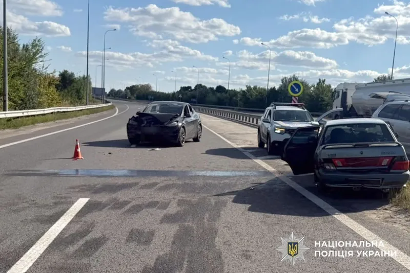 На Лубенщині зіткнулися Tesla та ВАЗ: є постраждала