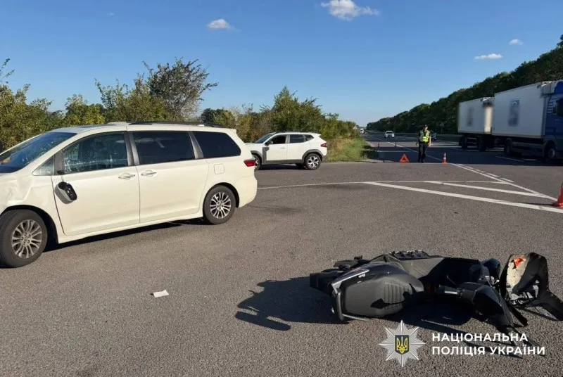 На Лубенщині в ДТП травмувалися двоє 15-річних дівчат на електроскутері