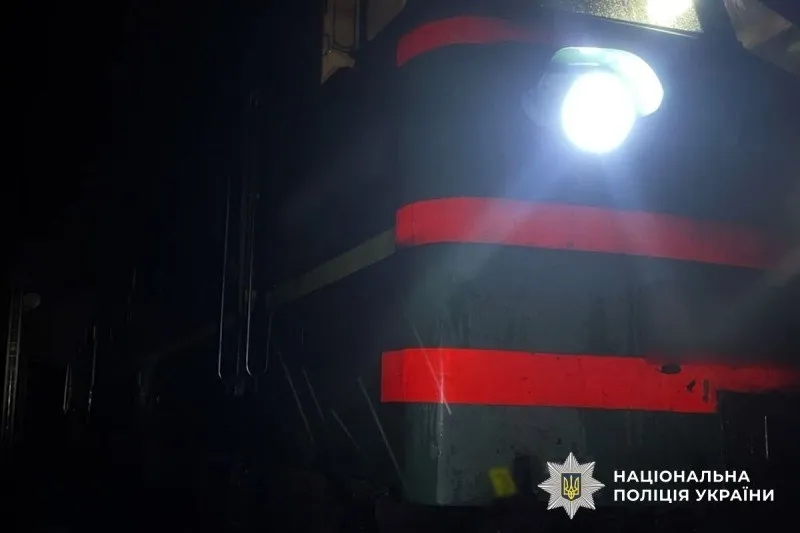 У Лубнах електровоз на смерть збив пішохода та зіткнувся з автомобілем